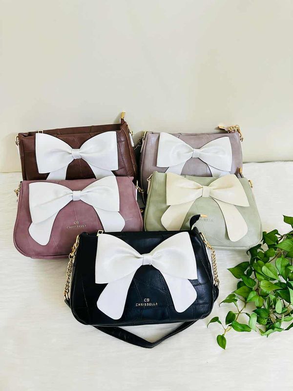Premium Quality Ladies Vanity Bags.Material: Pue LetherSize: 12"/7"