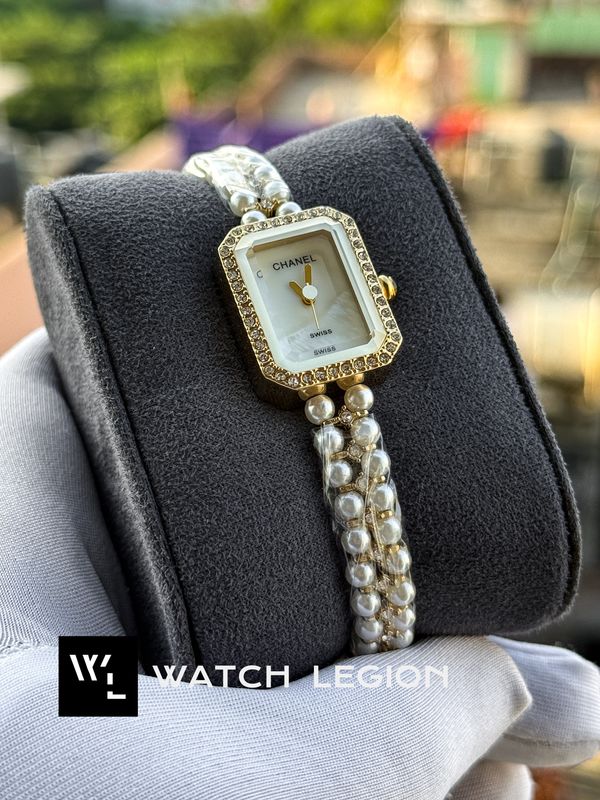 CHANNEL PEARL CHAIN GOLDEN CASE WHITE DIAL