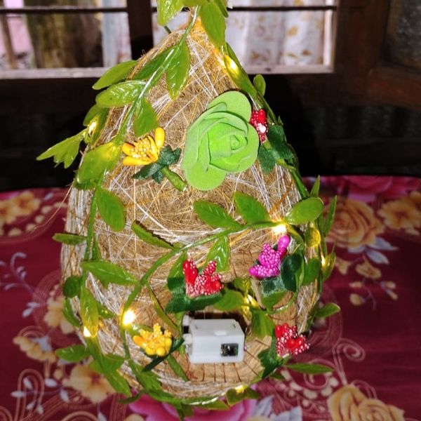 ডেকোরেটিভ কৃত্রিম ফুল ও পাতায় মোড়ানো বার্ড নেস্ট শো পিস