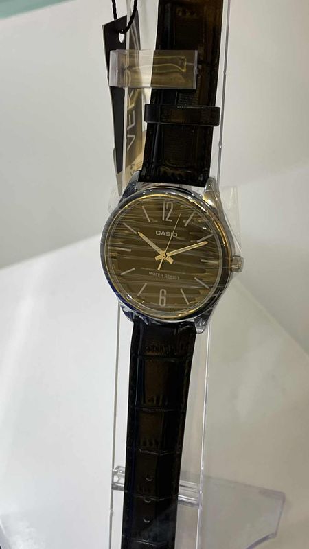 Casio V005L-1B Men’s 40 mm Quartz Analog Watch – Black Dial & Stainless Steel Bracelet