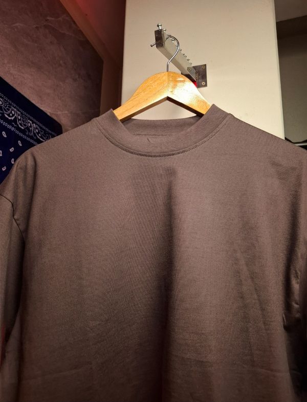 250+ GSM HEAVYWEIGHT DROPSHOLDER T-SHIRT IN Rose Ebony.