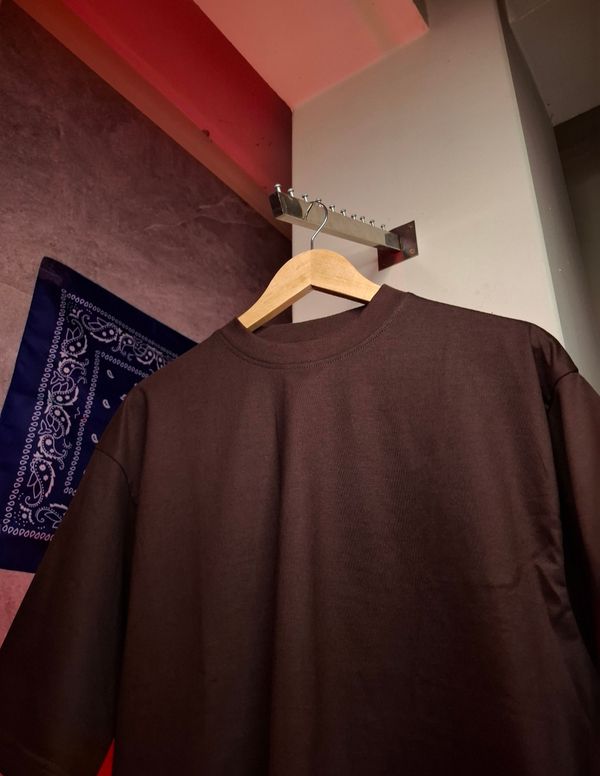 250+ GSM HEAVYWEIGHT DROPSHOLDER T-SHIRT IN BROWN.