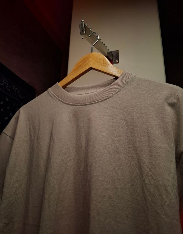 250+ GSM HEAVYWEIGHT DROPSHOLDER T-SHIRT IN CREAM.