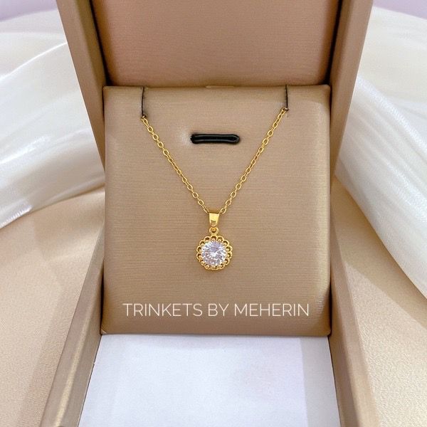 Zircone stone pendant