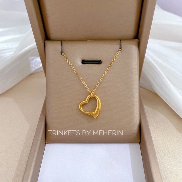 Hollow love neckpiece