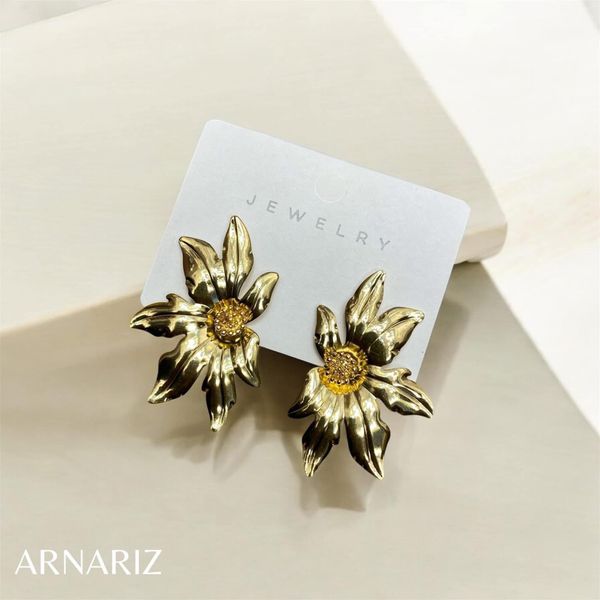 Gold-tone top 27
