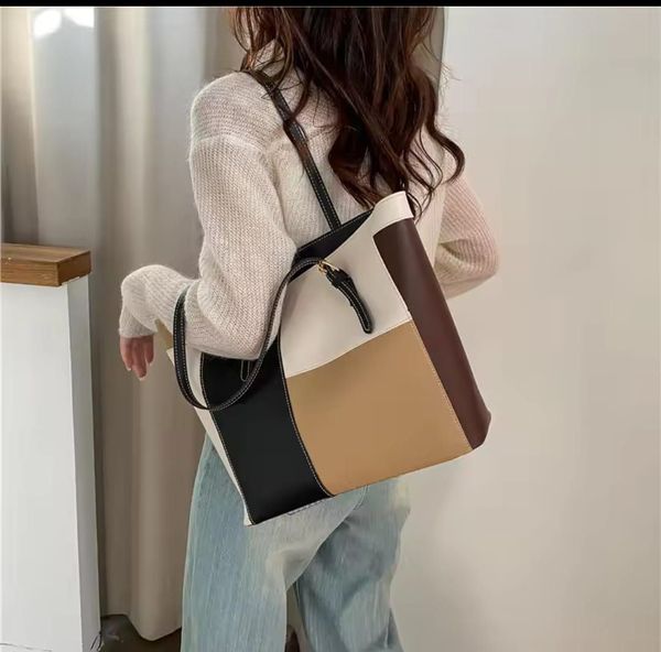 Portable shoulder bag large capacity Metarial : pu lather Color:brown/pink