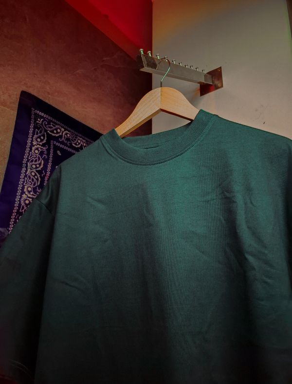 250+ GSM HEAVYWEIGHT DROPSHOLDER T-SHIRT IN DARK GREEN.