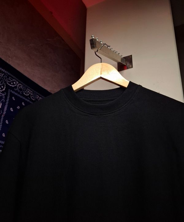 250+ GSM HEAVYWEIGHT DROPSHOLDER T-SHIRT IN BLACK.