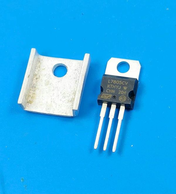 7805 Voltage Regulator IC + HeatSink