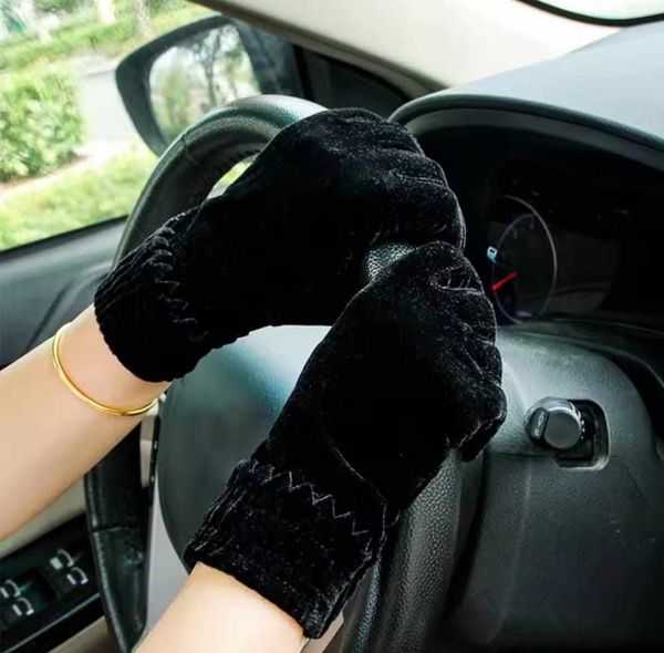 Beautiful Women Velvet Hand GlovesAlhamdulillah Huge Quantity Available In stock Free sizeColours🖤Black❤️Merun