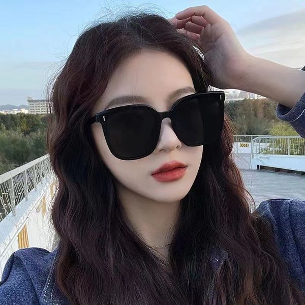 Black oval sunglasses