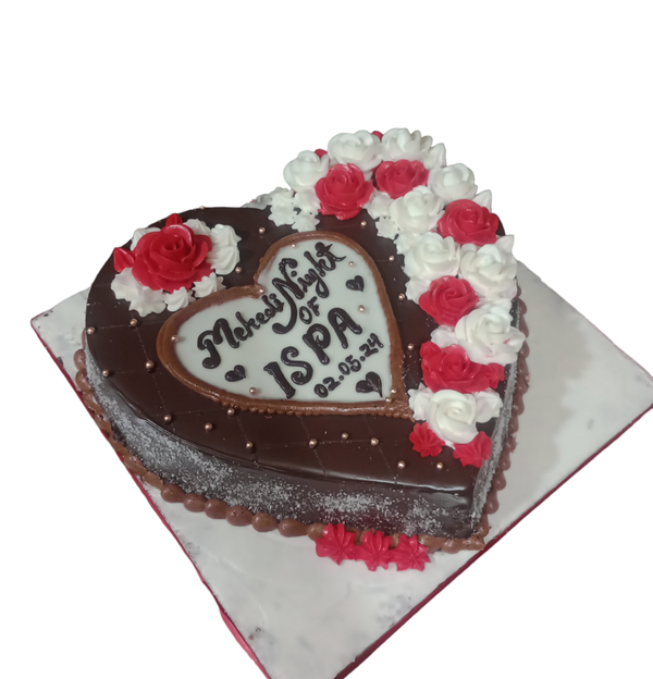 মেহেদি নাইটের জন্য হার্ট-শেপ চকলেট কেক