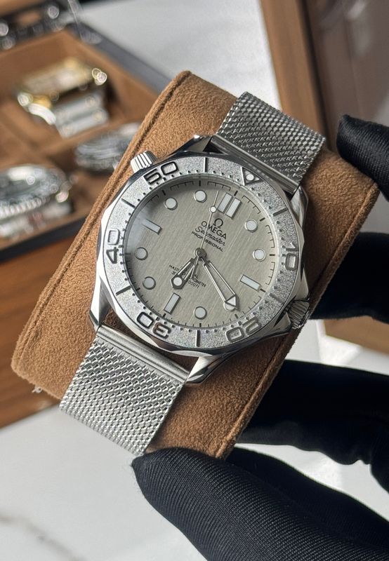 Omega 007 silver dial