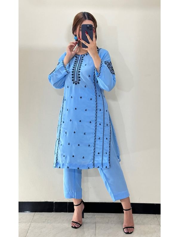 𝐄𝐦𝐛𝐫𝐨𝐢𝐝𝐞𝐫𝐲 𝐏𝐚𝐫𝐭𝐲 𝐃𝐫𝐞𝐬𝐬 👗