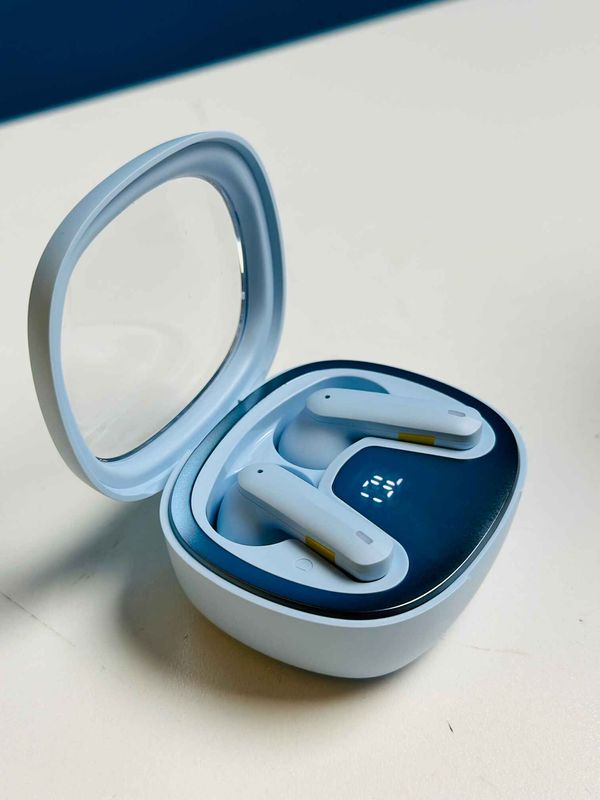 Hoco EQ6 TWS Wireless Earphones. - Image 2
