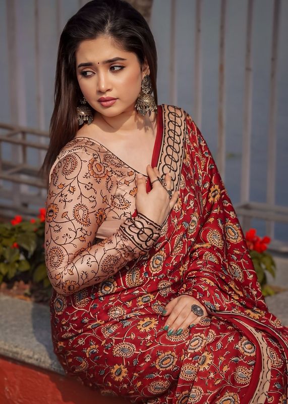 সফ্ট সিল্ক শাড়ির সাথে ব্লাউস আছে