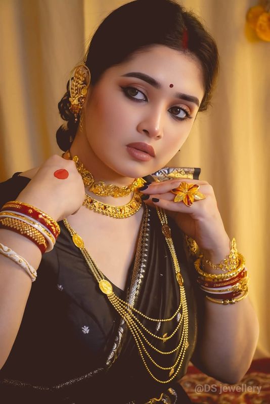 ধুপিয়ান সিল্ক শাড়ি ব্লাউজ পিস সহ