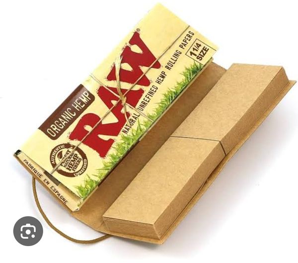 Raw Rolling paper with filter tips 11/4 size