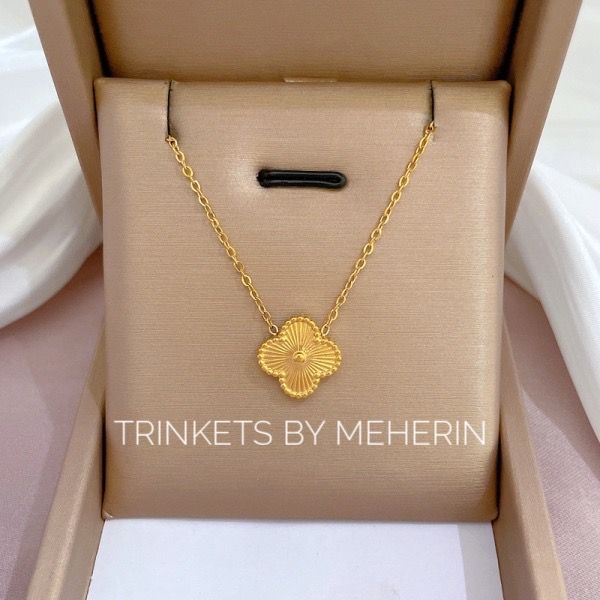 Gold clover pendant High quality