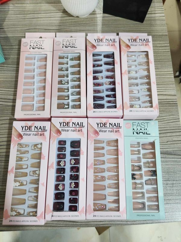 24 pcs Fake nails with stickers