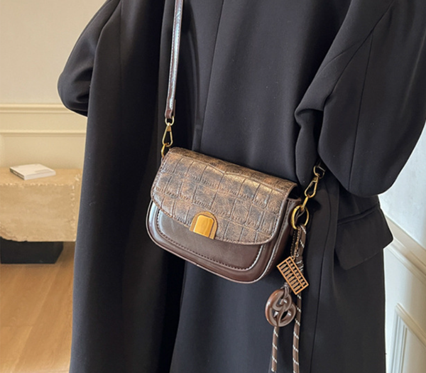 Retro Premium Fashion Crocodile Pattern Saddle Bag