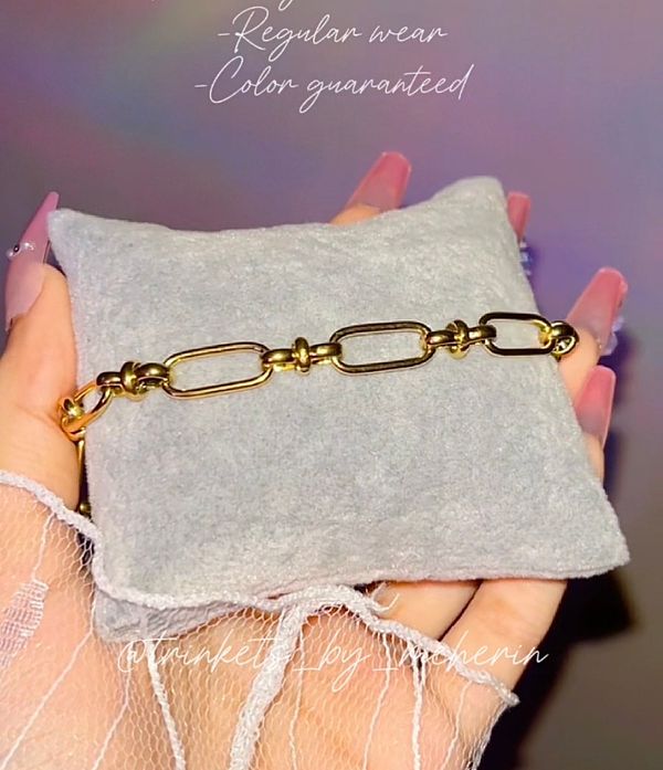 Trendy shackles design bracelet