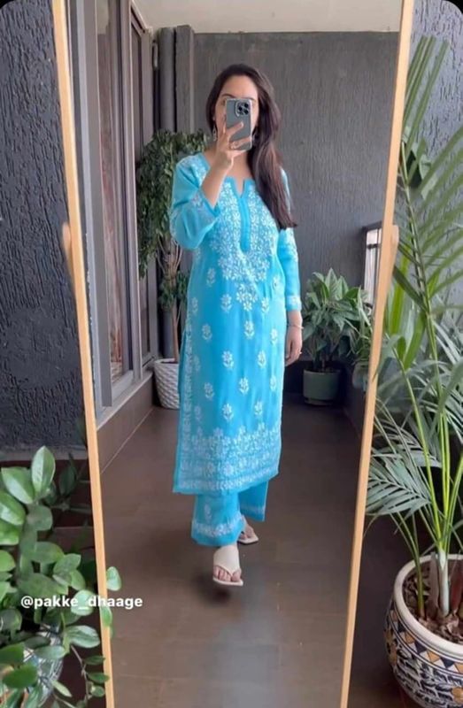 ভিআইপি লিলেন লখনৌ এমব্রয়ডারি ডিজাইনে স্টাইলিশ টু-পিস (সাইজ 42 ও 44)