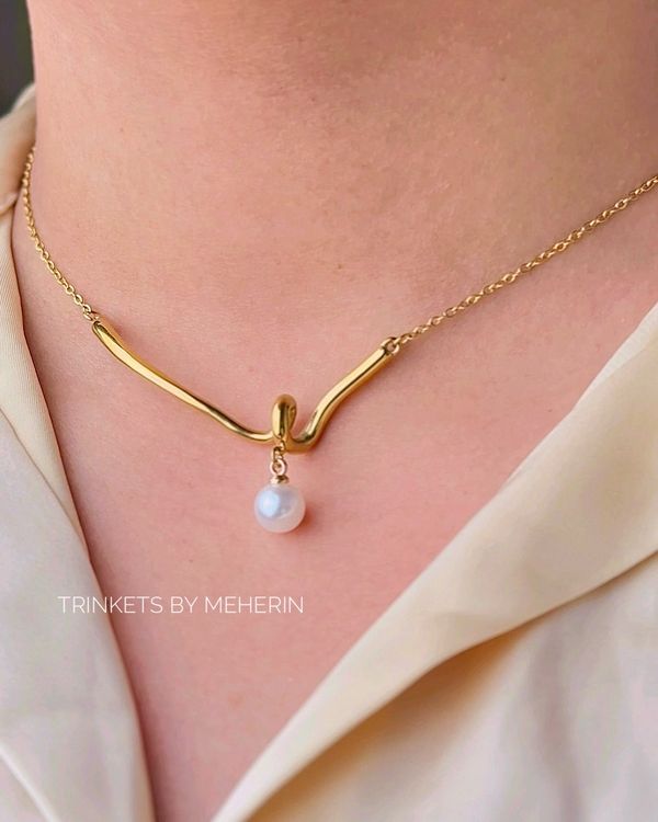 Unique shape pearl neckpiece