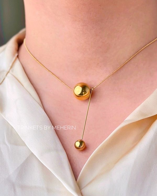 Ball gold neckpiece