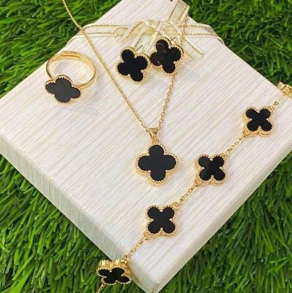 Four leaf Black  and white set