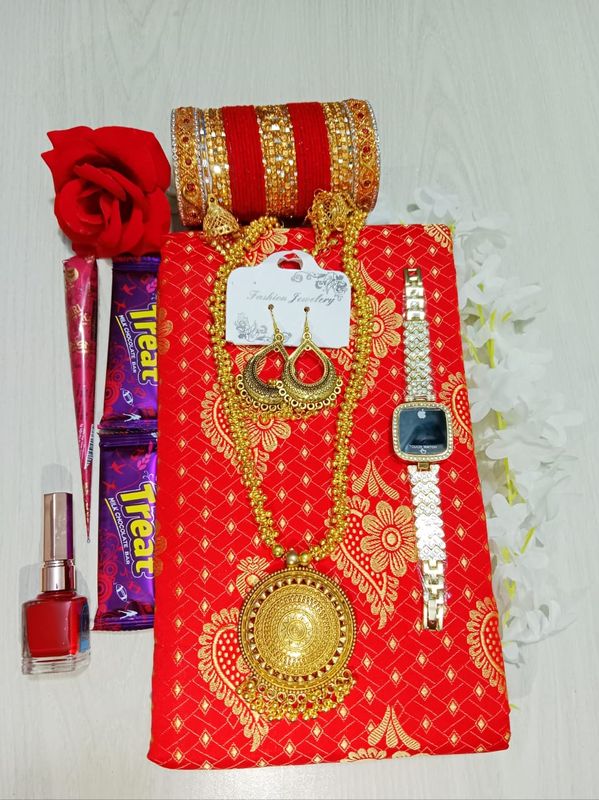 আকর্ষণীয় শাড়ী গিফট কম্ব সেট