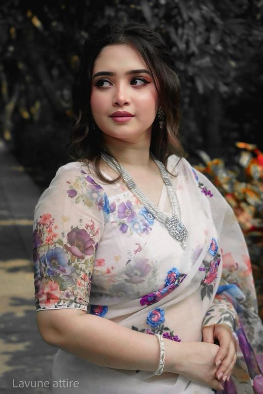 আকর্ষণীয় হাফ সিল্ক শাড়ি