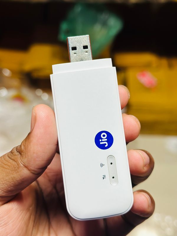 Jio Dongle 3 – 4G LTE WiFi Modem MF832 - Image 2
