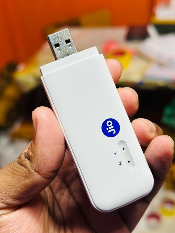Jio Dongle 3 – 4G LTE WiFi Modem MF832 - Image 4