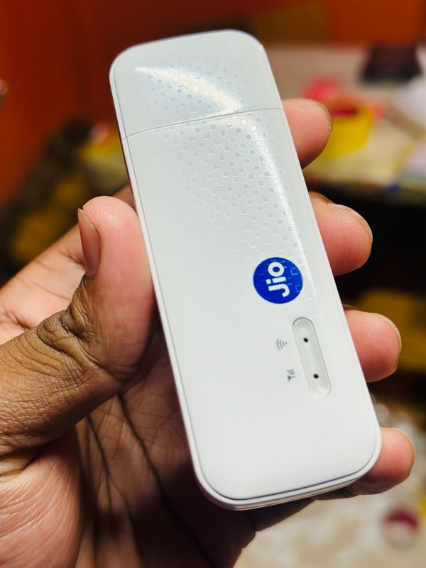 Jio Dongle 3 – 4G LTE WiFi Modem MF832 - Image 9
