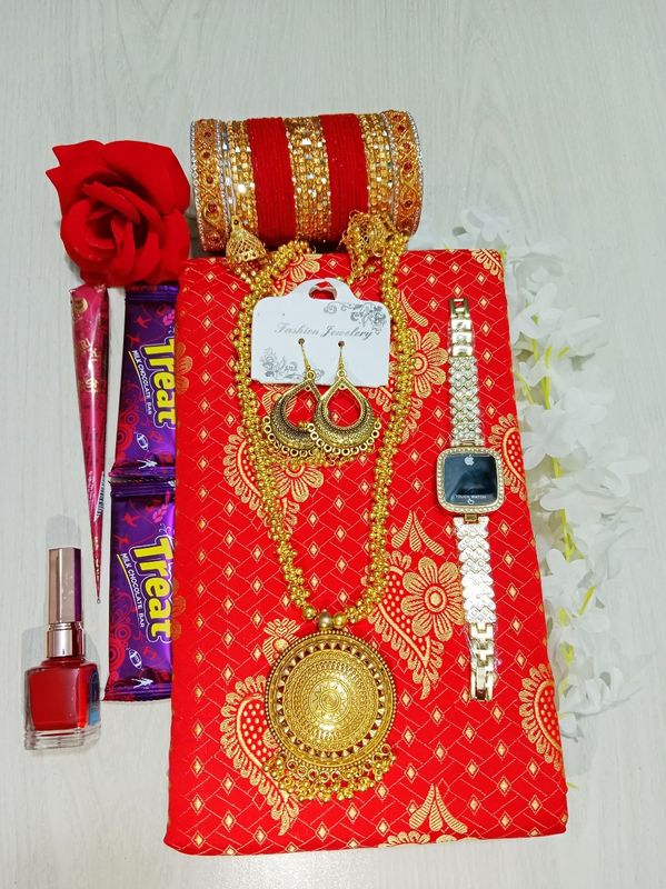 আকর্ষণীয় শাড়ী গিফট কম্ব সেট