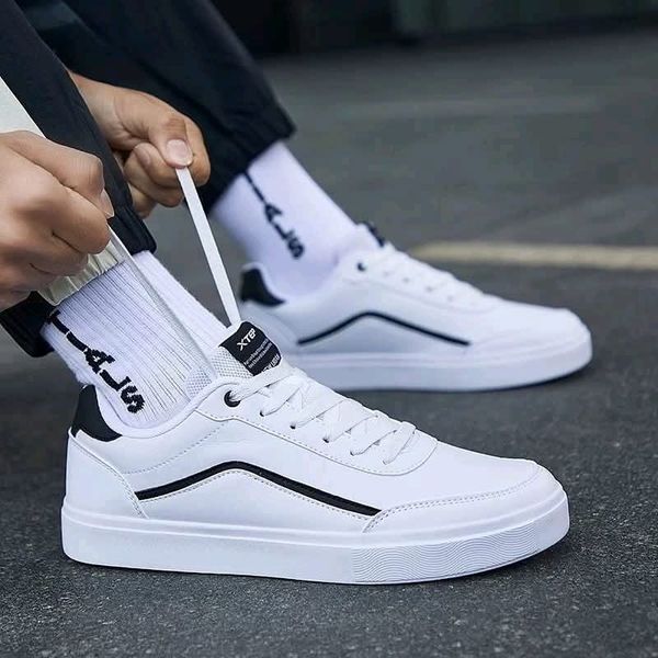 Blackline White Runner Sneakers.(ADS-48)