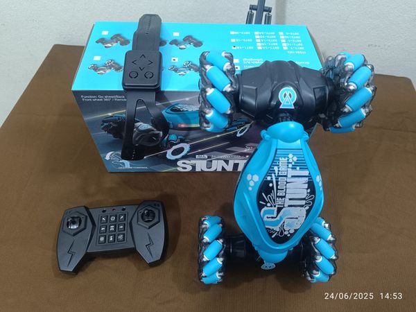 Hand Gesture RC Stunt Car – 4x4 Drift Car with Remote Control & Gesture Sensor Watch