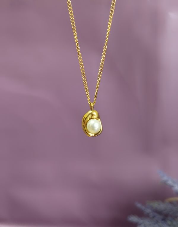 Amelia pendant necklace