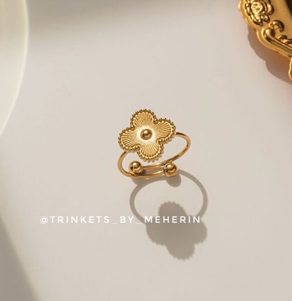 Gold cl'over ring