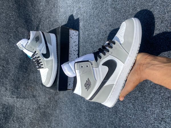 NIKE Air Jordan 1