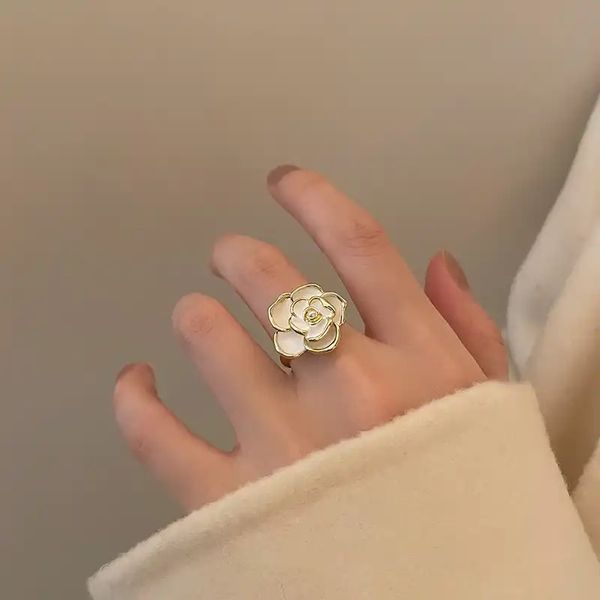 Beautiful white rose ring