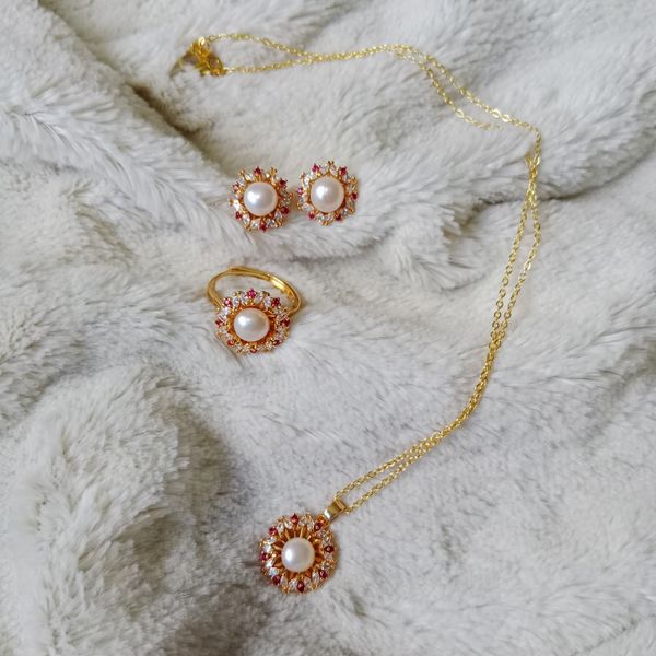 Unique design pearl pendent set
