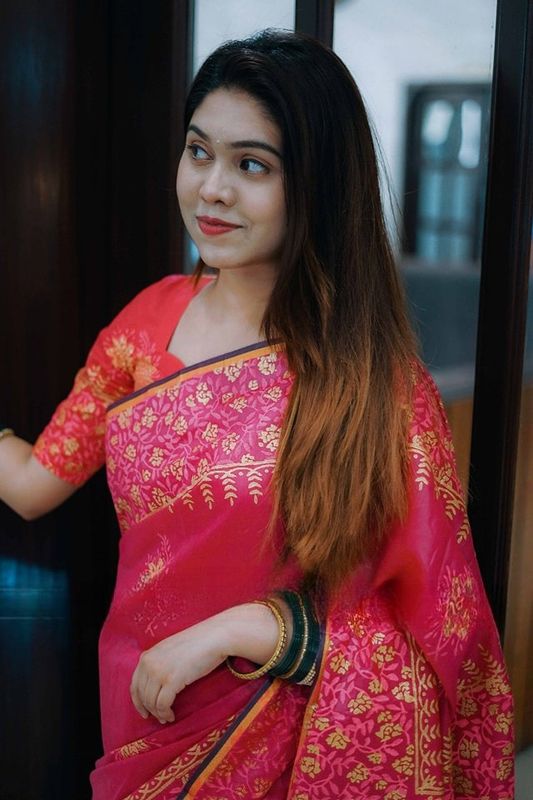 কুবাড়ি সিল্ক শাড়ি ব্লাউজ পিসসহ।