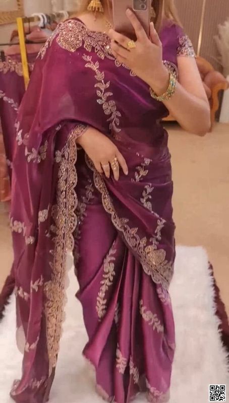 অসম্ভব সুন্দর একটি শাড়ি। আপনার প্রিয়জনকে গিফট করুন