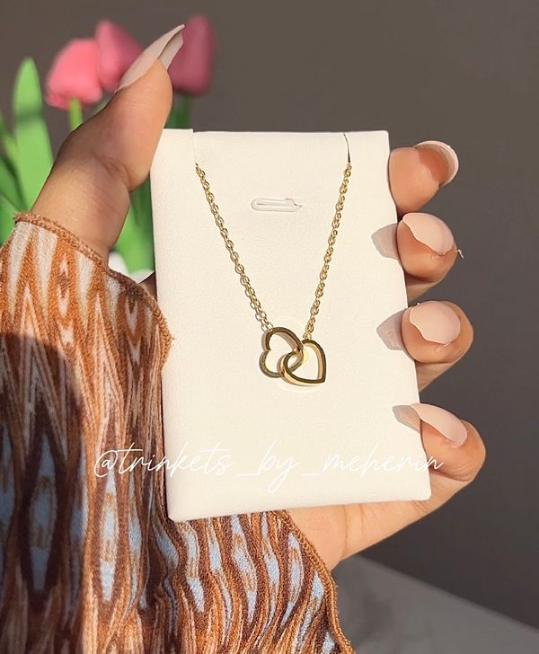 Hugging love neckpiece