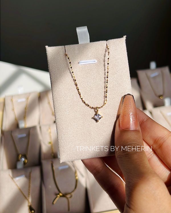 Rhombus solitare neckpiece