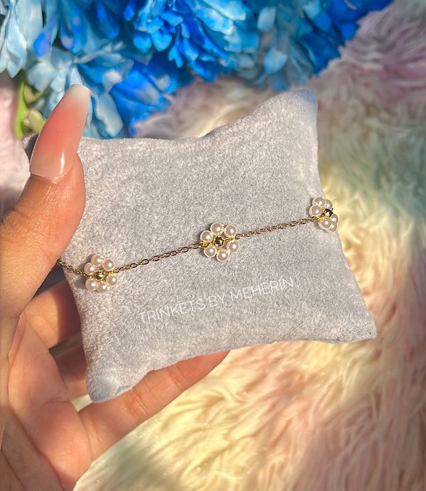 White daisy bracelet
