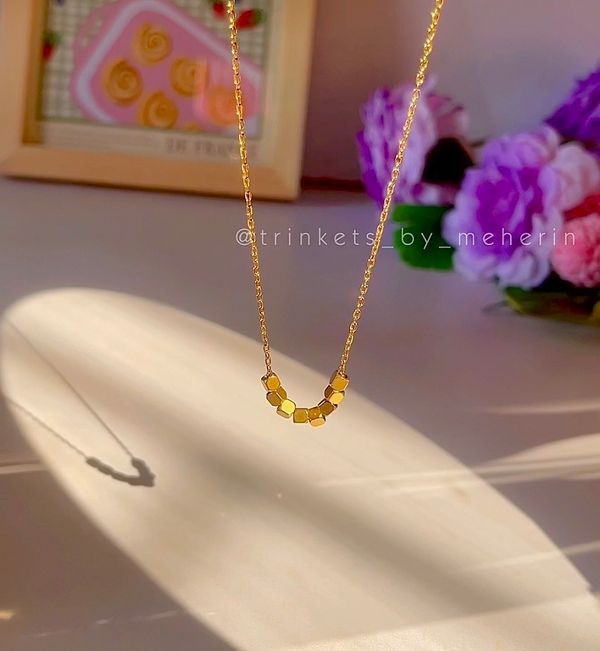 Eight cubes gold necklace
